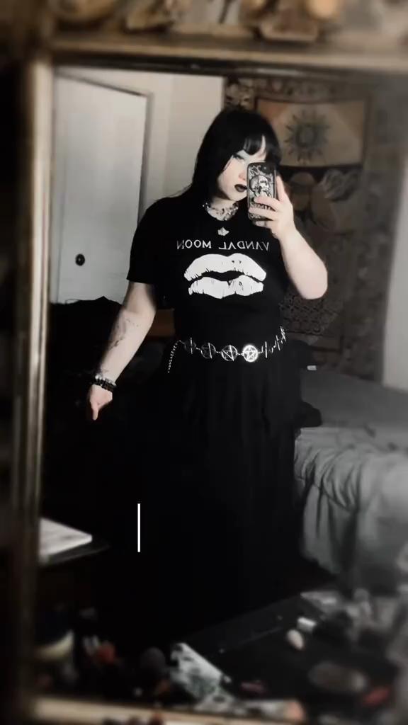@authenticgoth.lara