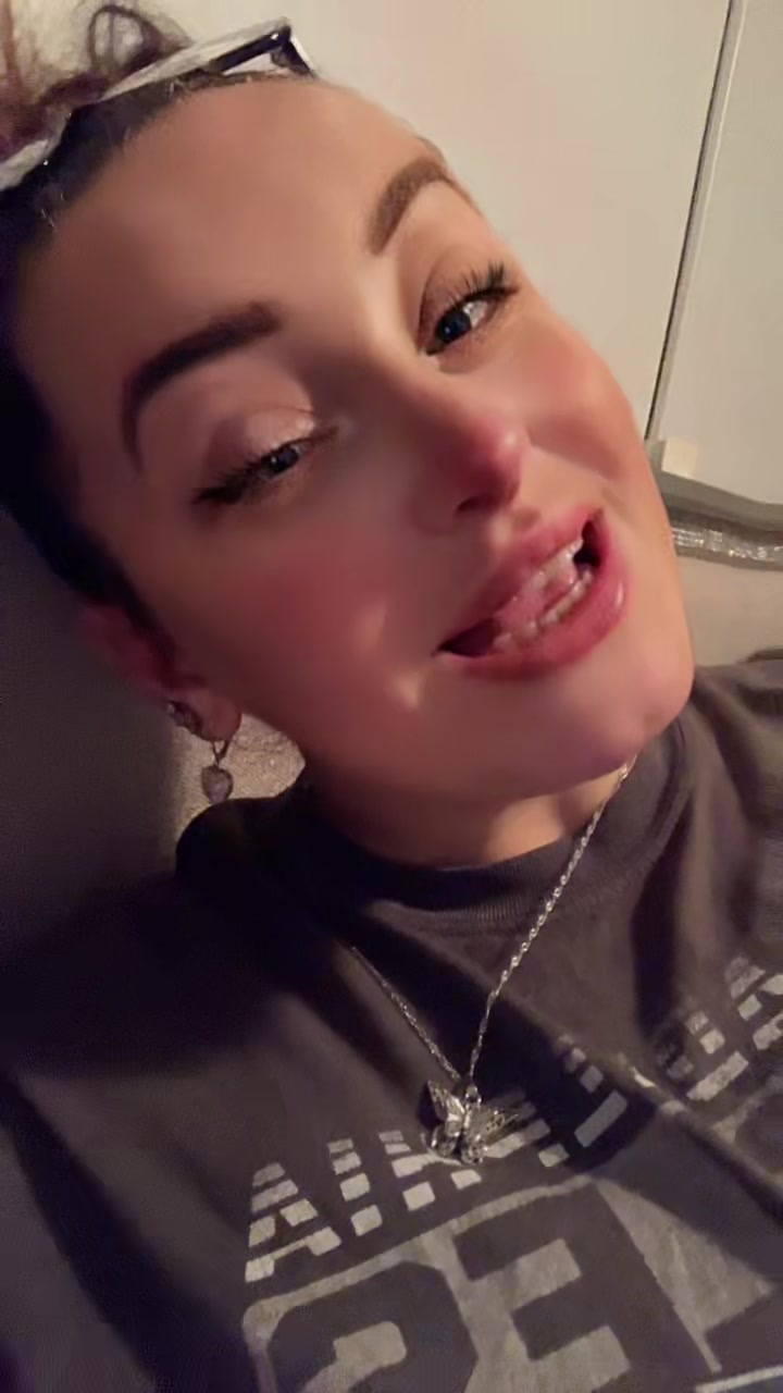 @JustASmallTownGirl🩷💜