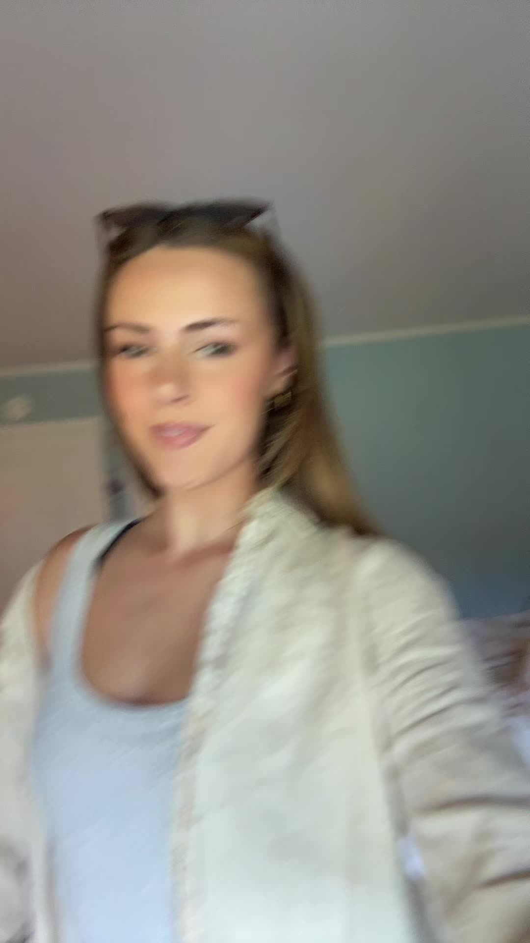 @🧍🏼&zwj;♀️