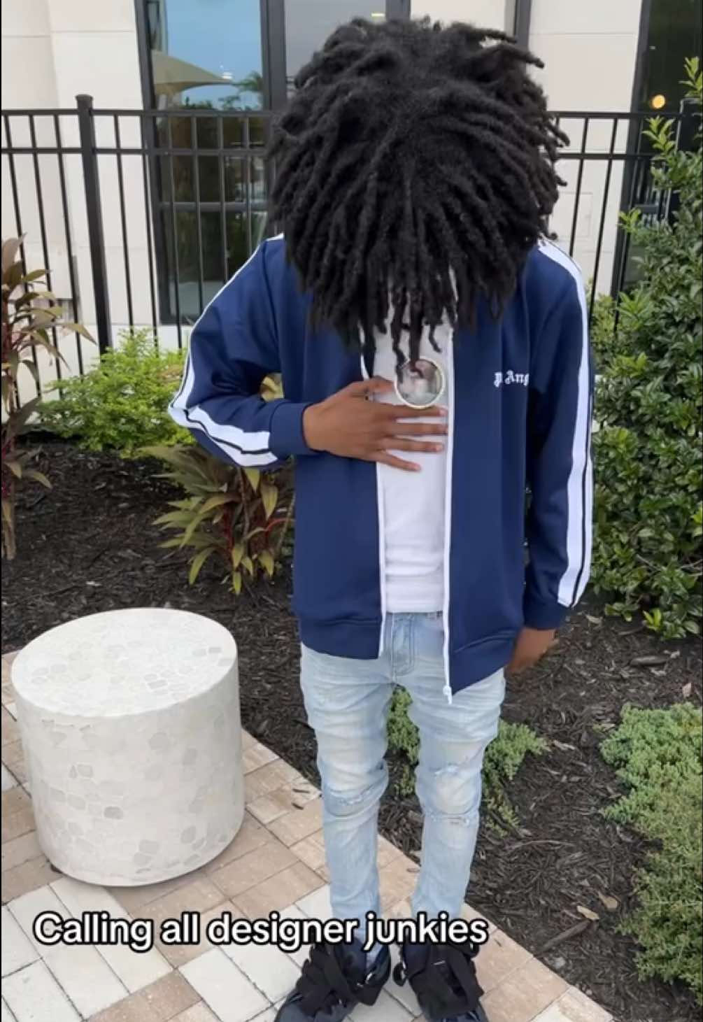 @⃟