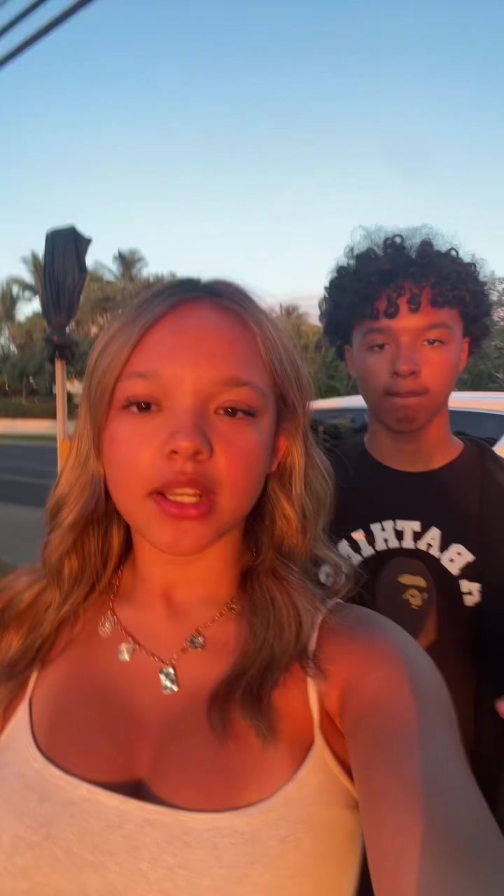 @🏄🏽&zwj;♀️🏄🏽&zwj;♀️