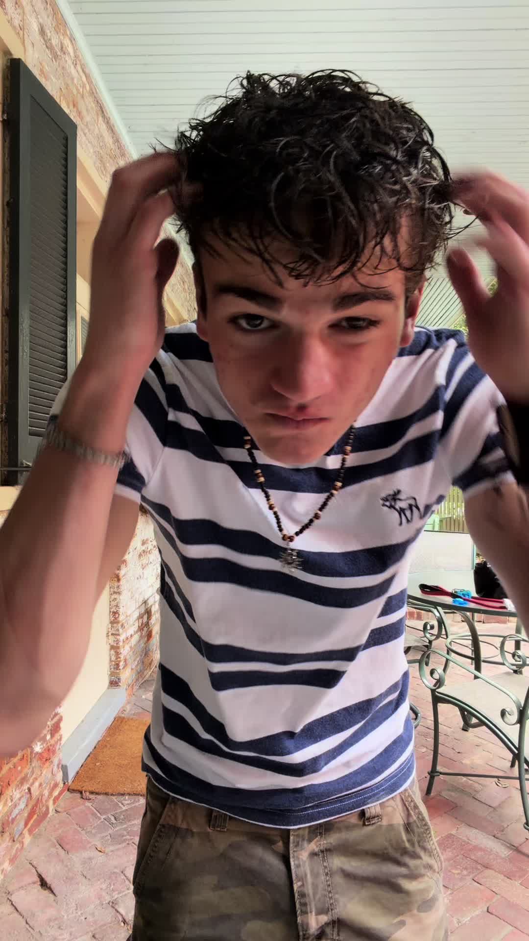 @_niwE_7002