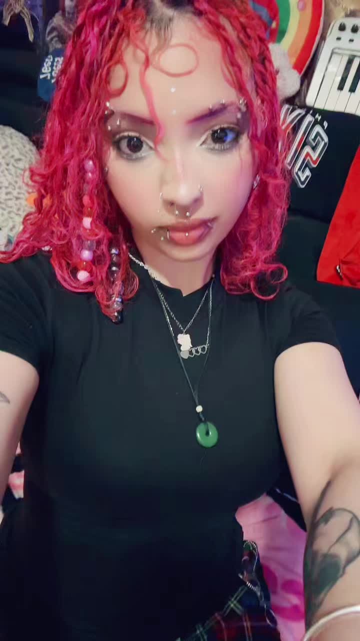 @>:)