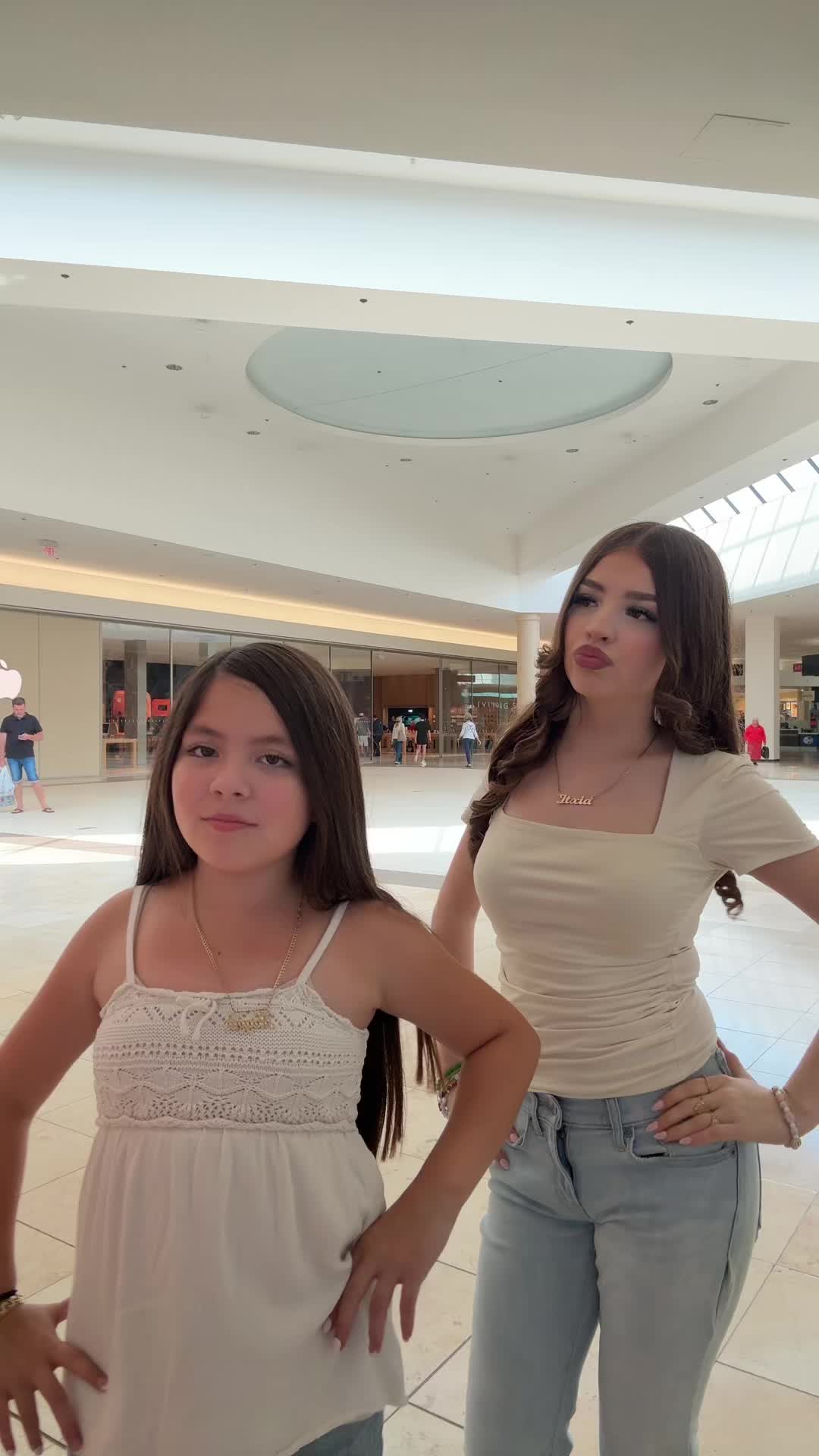 @Deliciaasisters