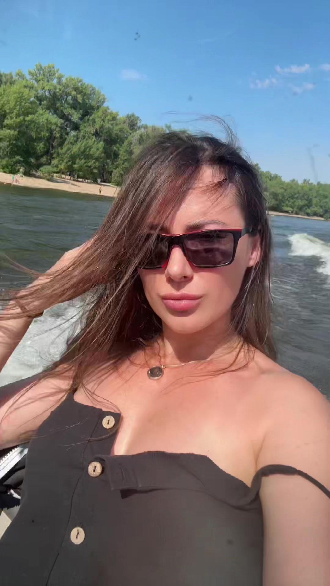 @)))