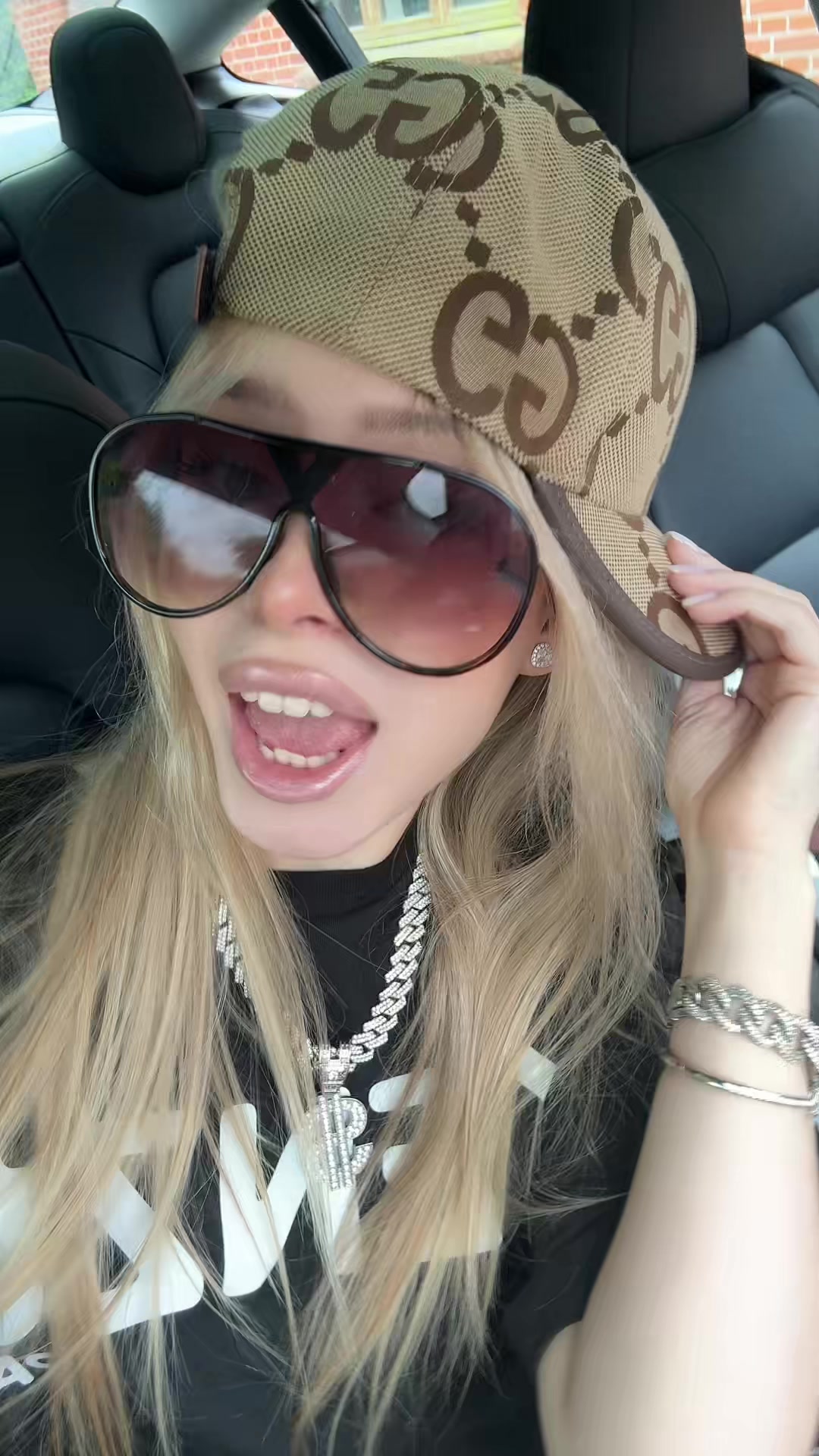 @lizzitak