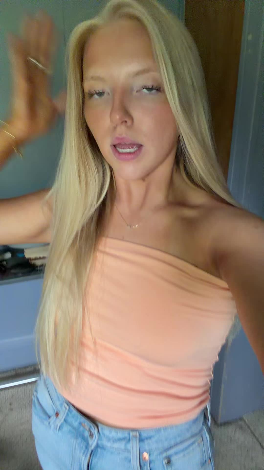 @👱🏼♀️