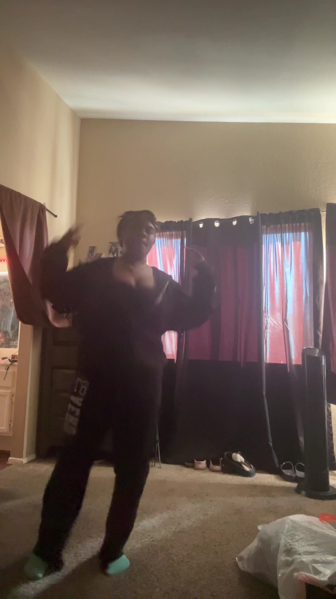 @👩🏾&zwj;🎤🐐