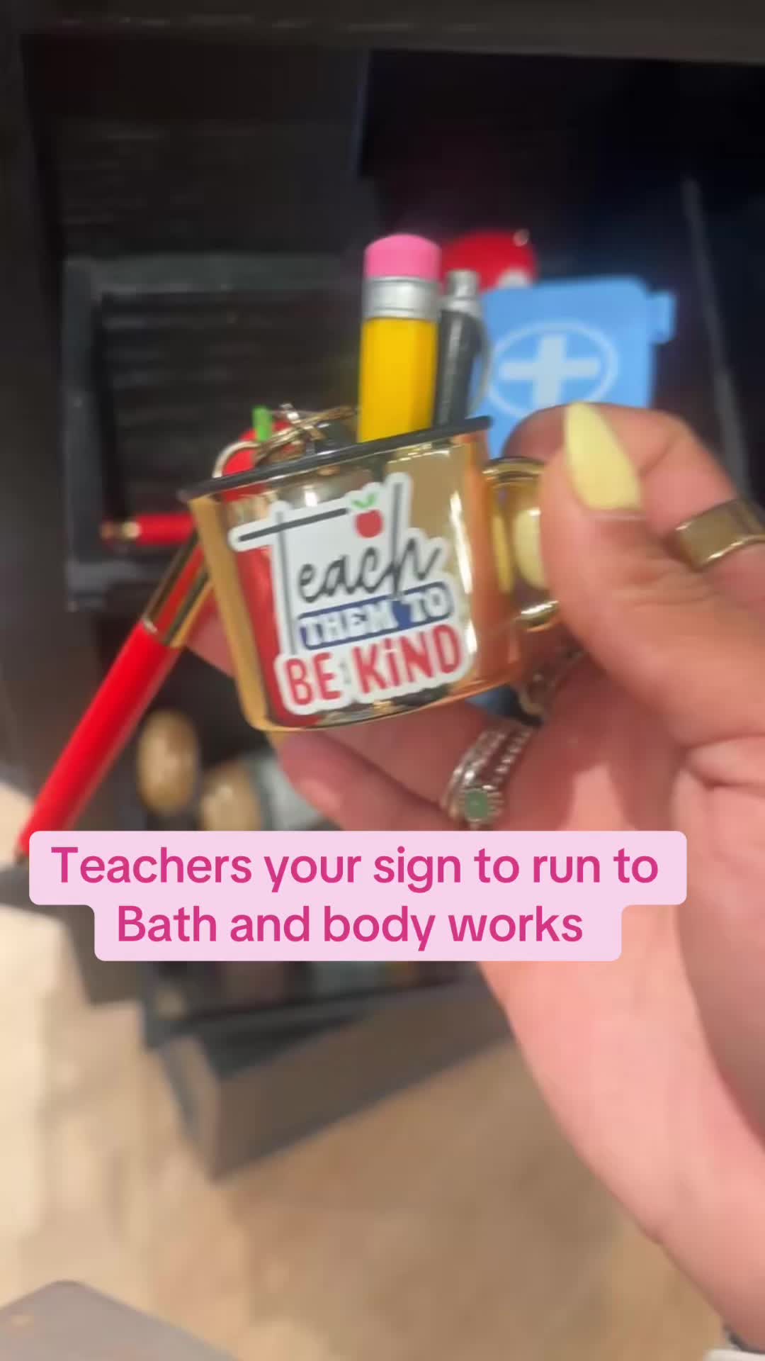 @Fashionablybooked 👗📚🎓✏️