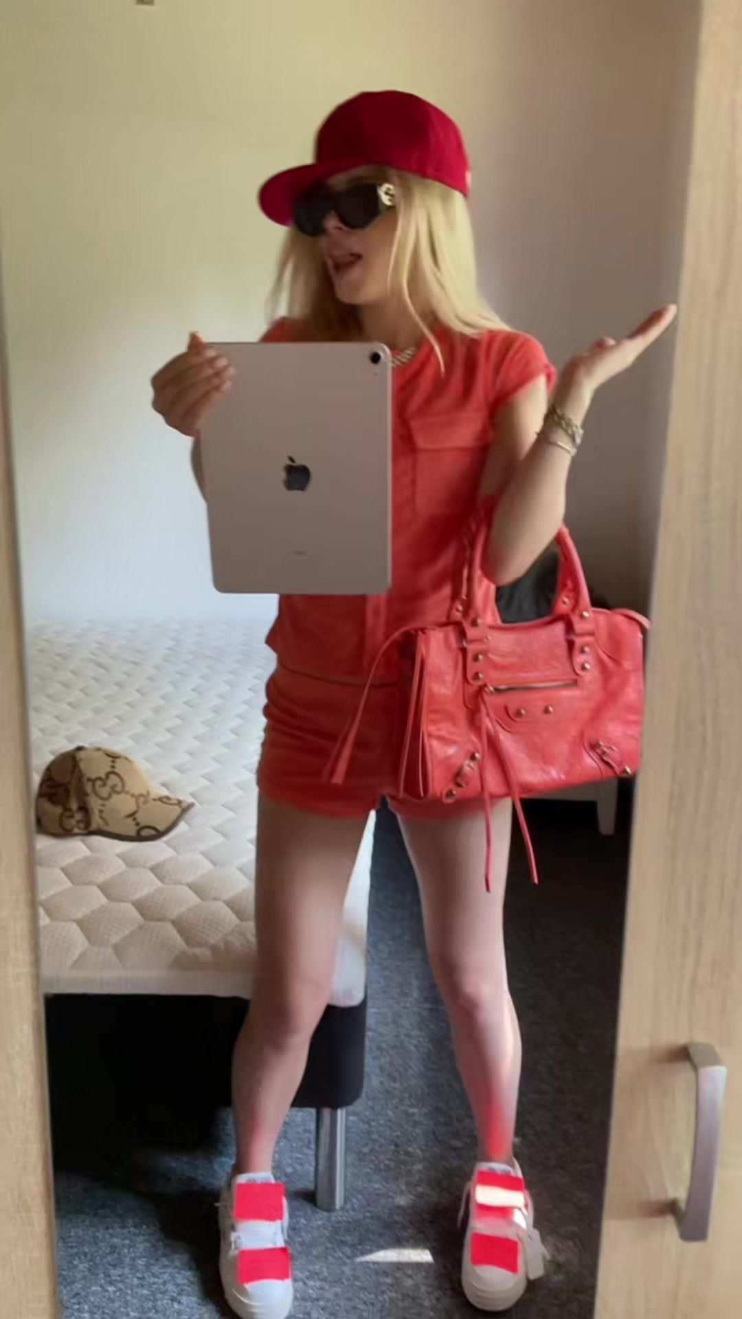 @lizzitak
