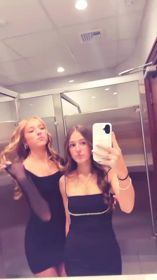 @👩🏼👩🏼