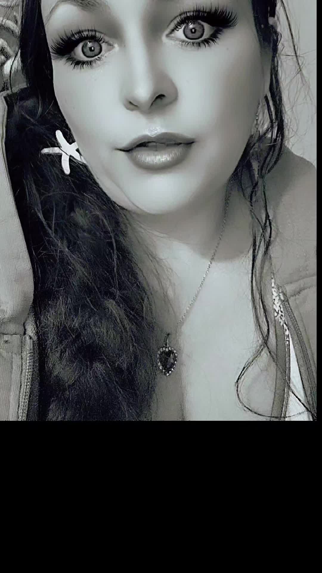@KimCroft🧸🌹💙🎸🐋🐬🦋😈👻☘️🔥
