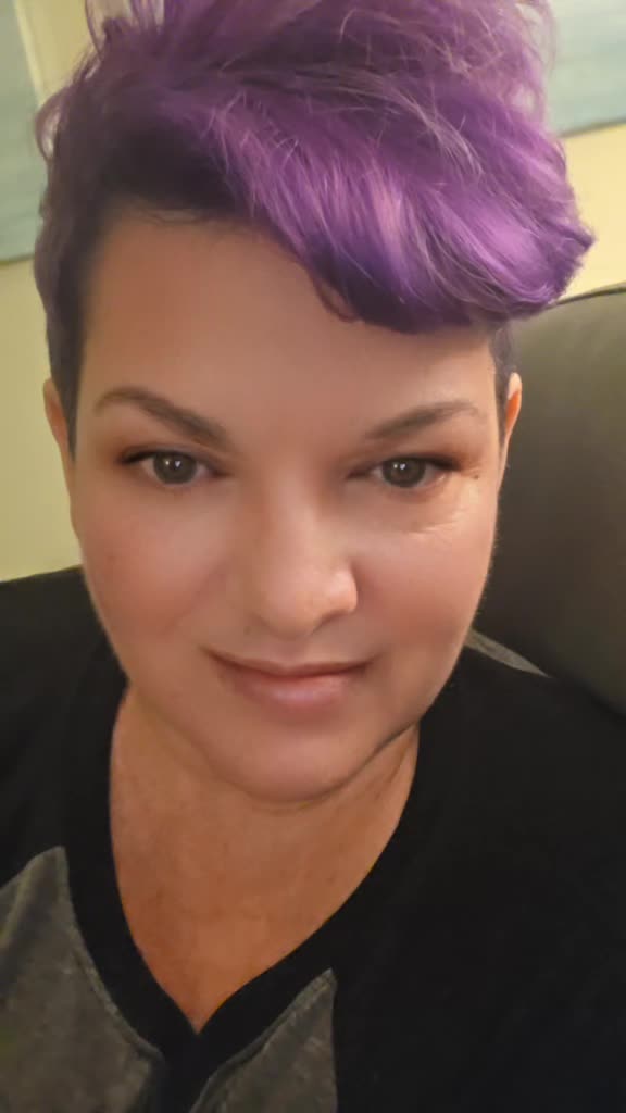 @thecurvyqueenmel