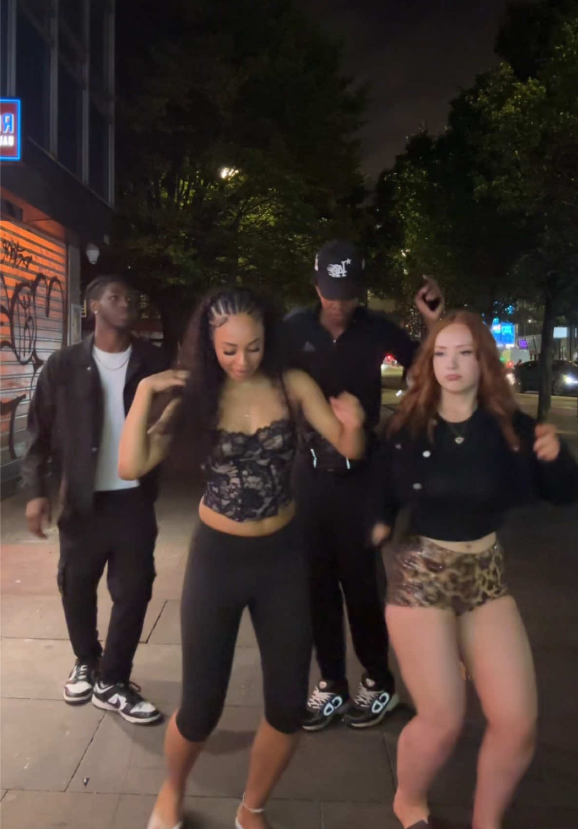 @︎︎👩🏽&zwj;🦱ྀིྀི