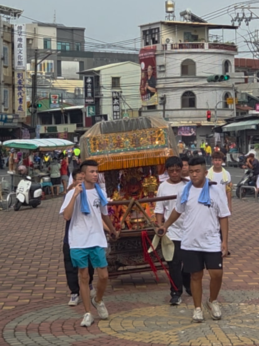 @帥哥跑廟會