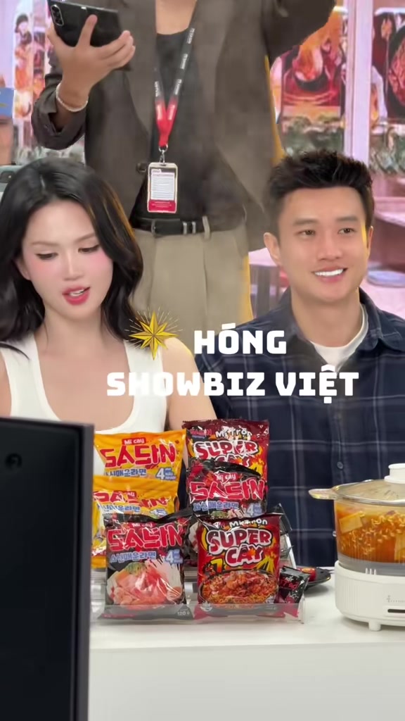 @H&oacute;ng Showbiz Việt