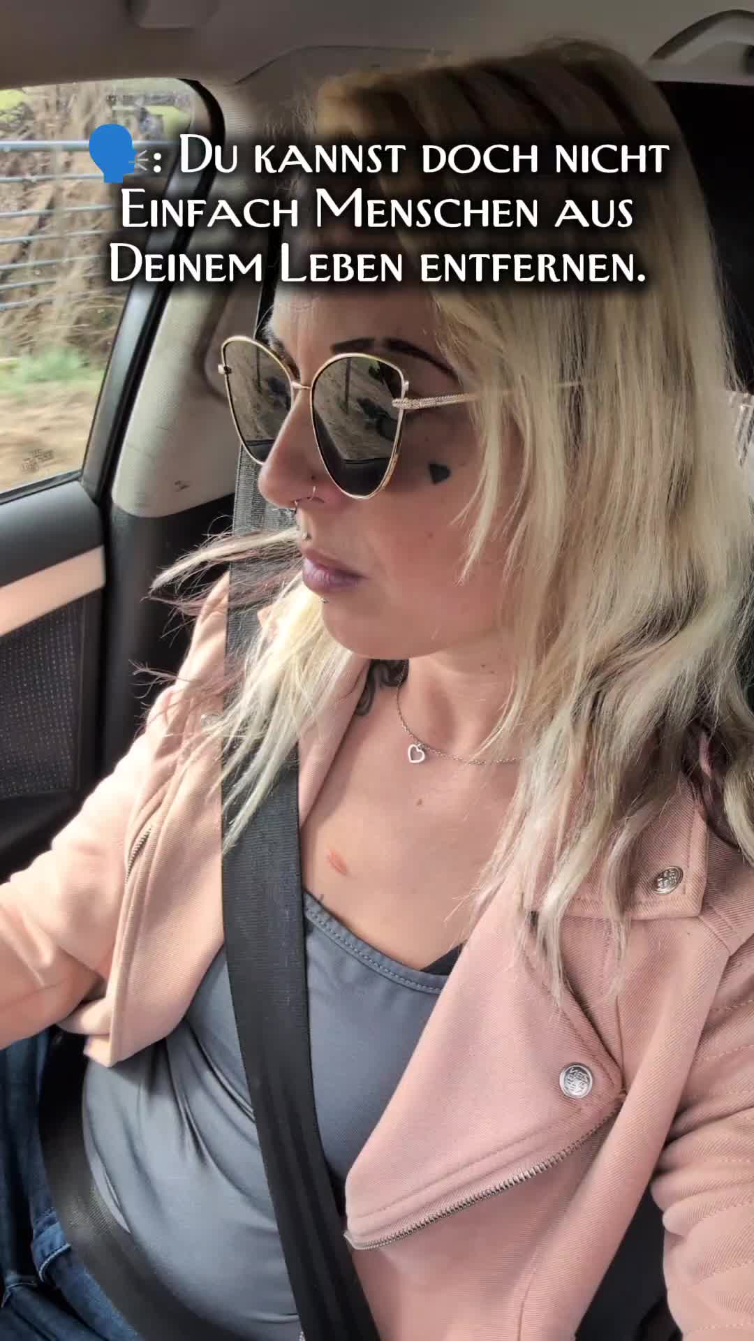 @Tätowierte Melkerin