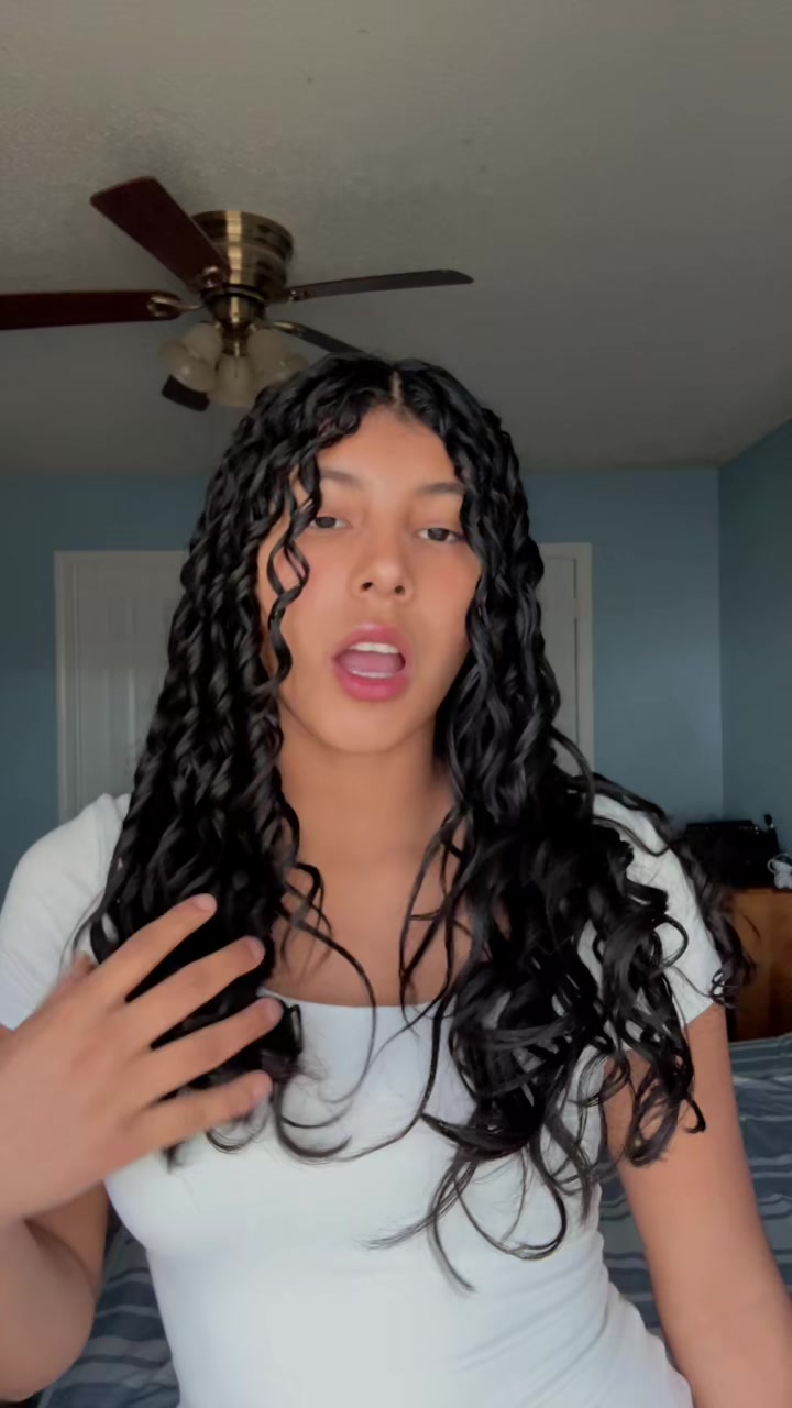 @Alison González