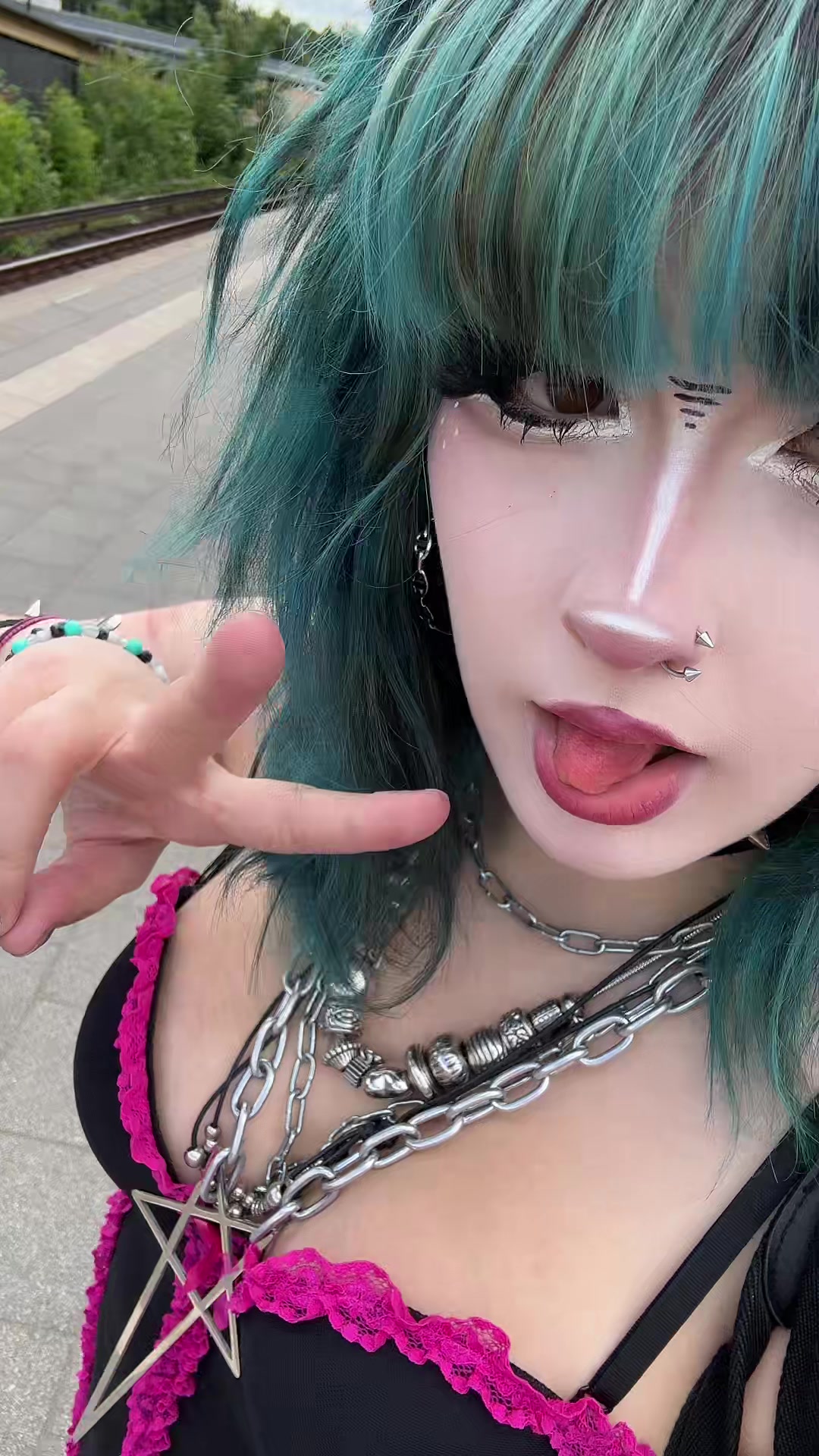 @pinkstrawberryghoul