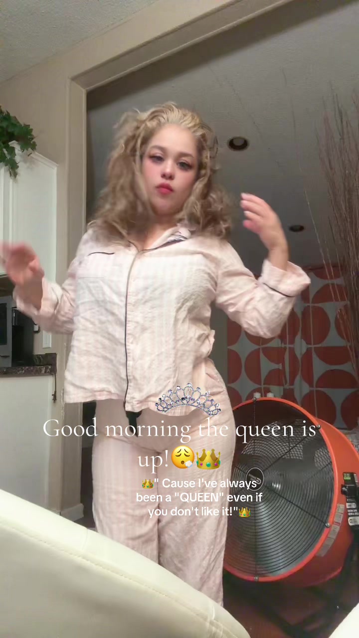 @QUEEN👑