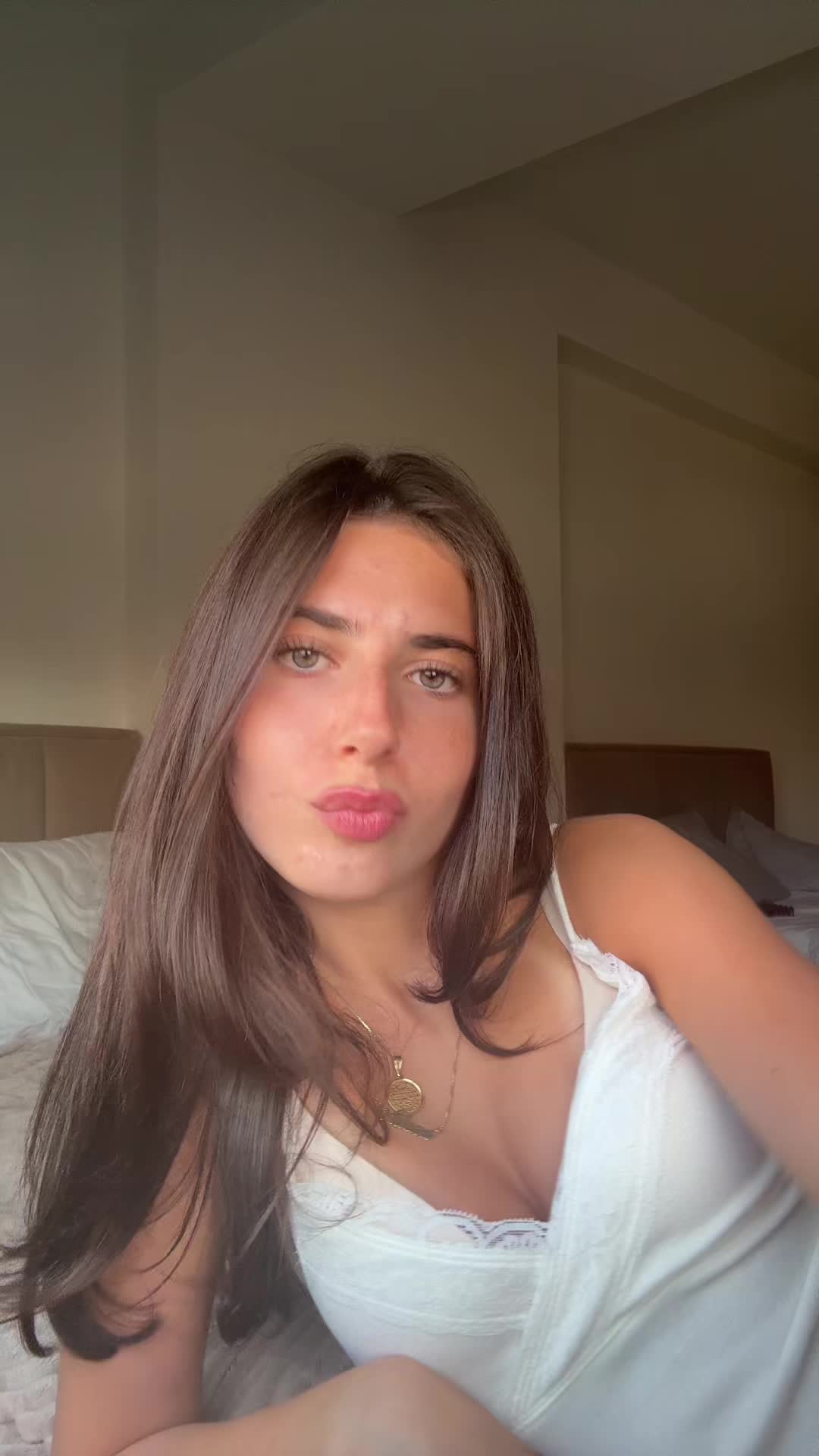 @Adora