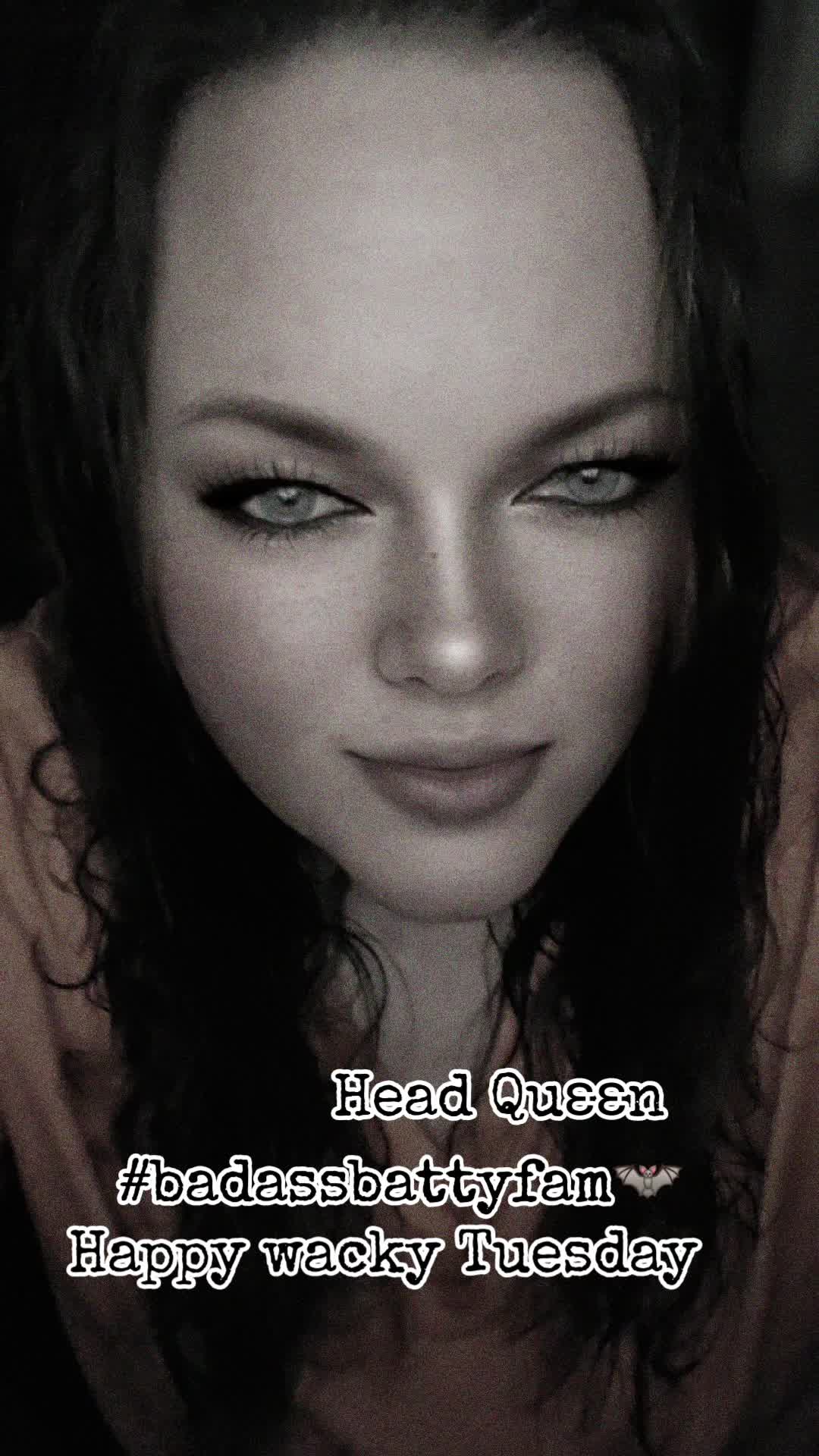@♚QuεεnßαϮ•M❥🅜✭