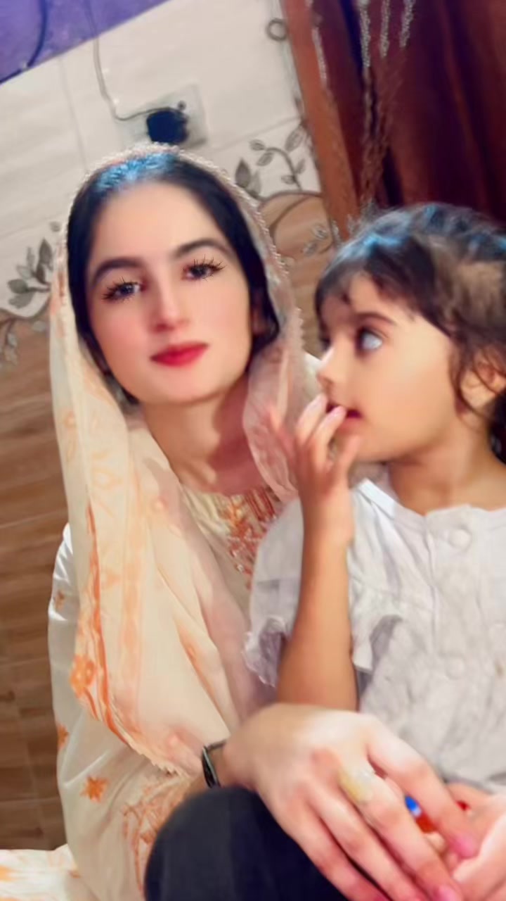 @Muneeba khan⭐️