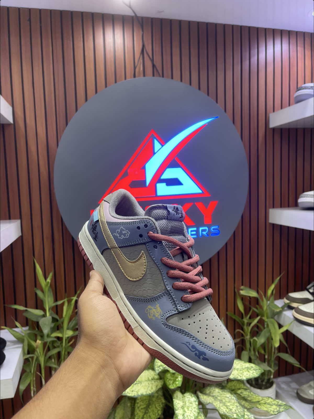 @Chitwan Becky Sneakers
