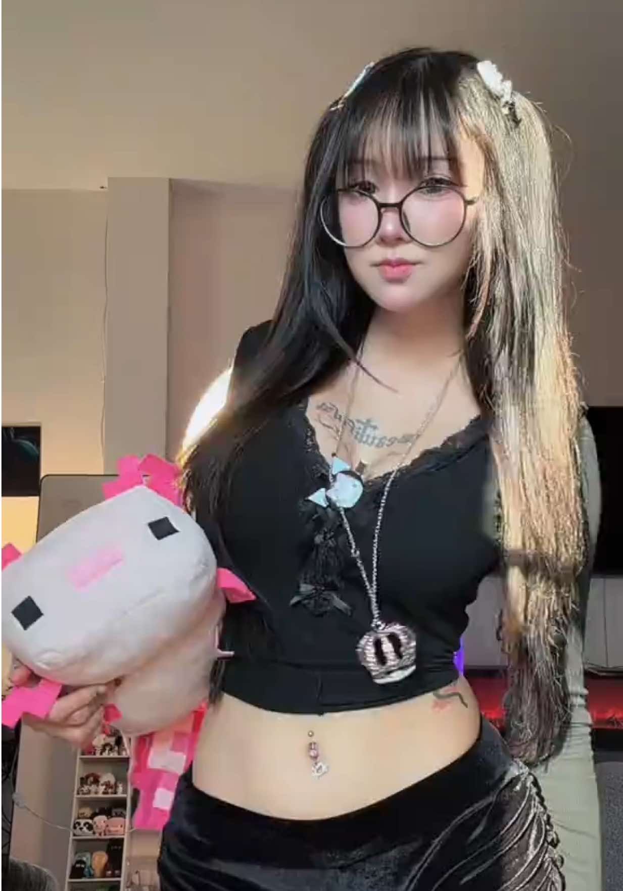 @อาเนีย&ensp;ฮับป๋ม