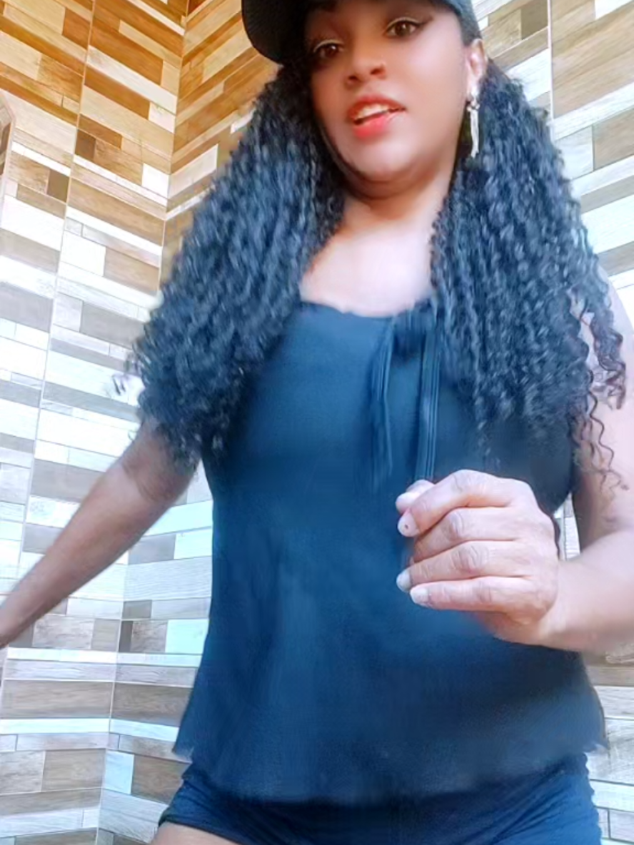 @Lucy a guria da blusa preta
