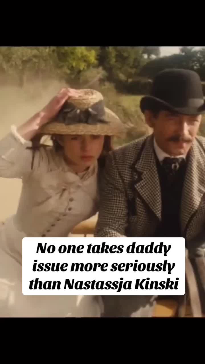 @Hollyweird
