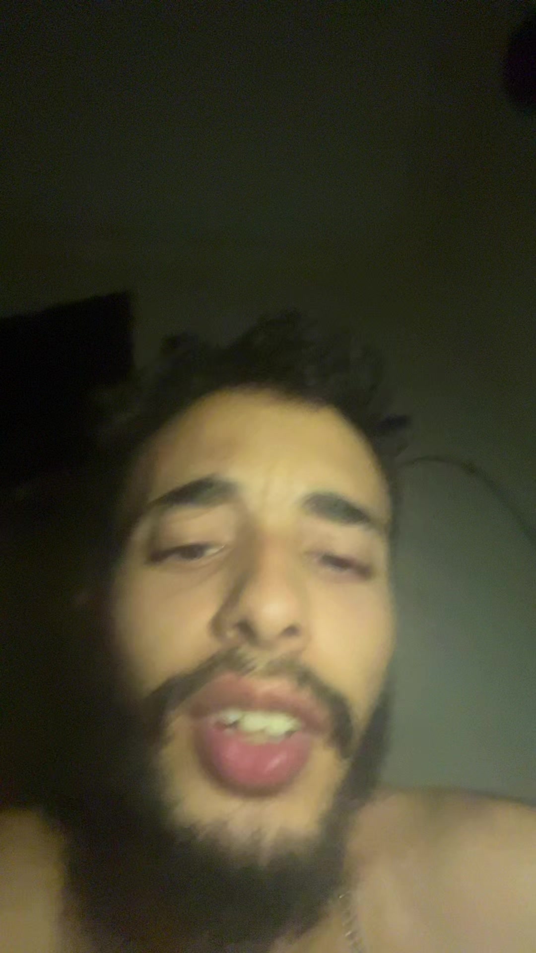@•