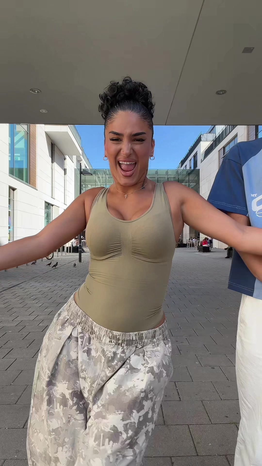 @Vinoschh