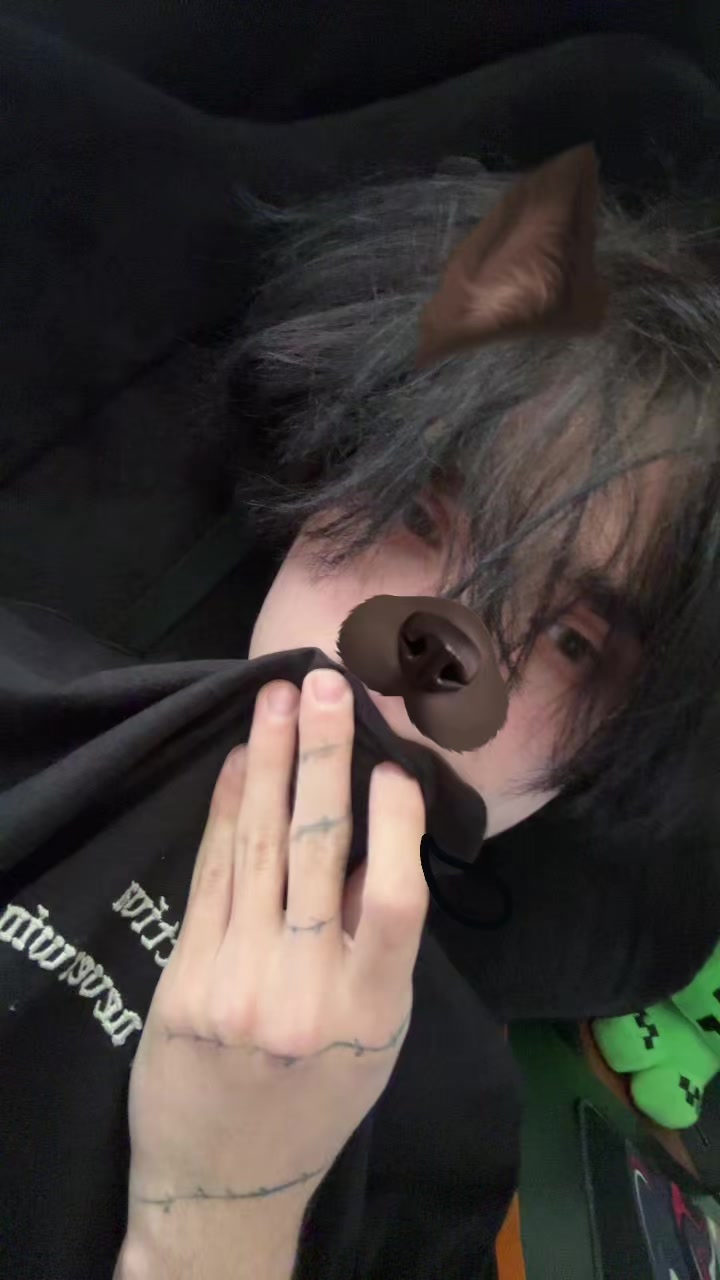 @>.<