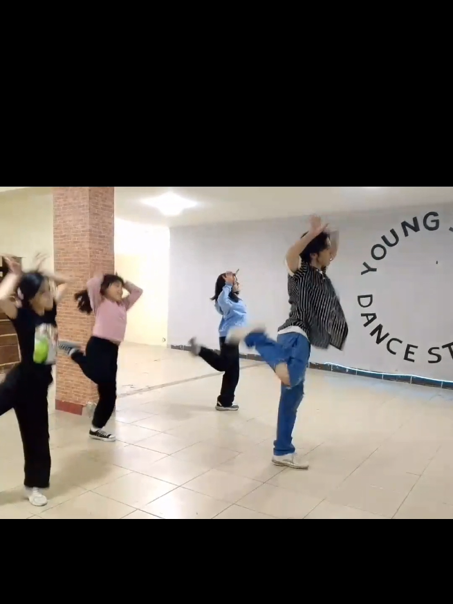 @Luis Mujica -Coreografo & Prof