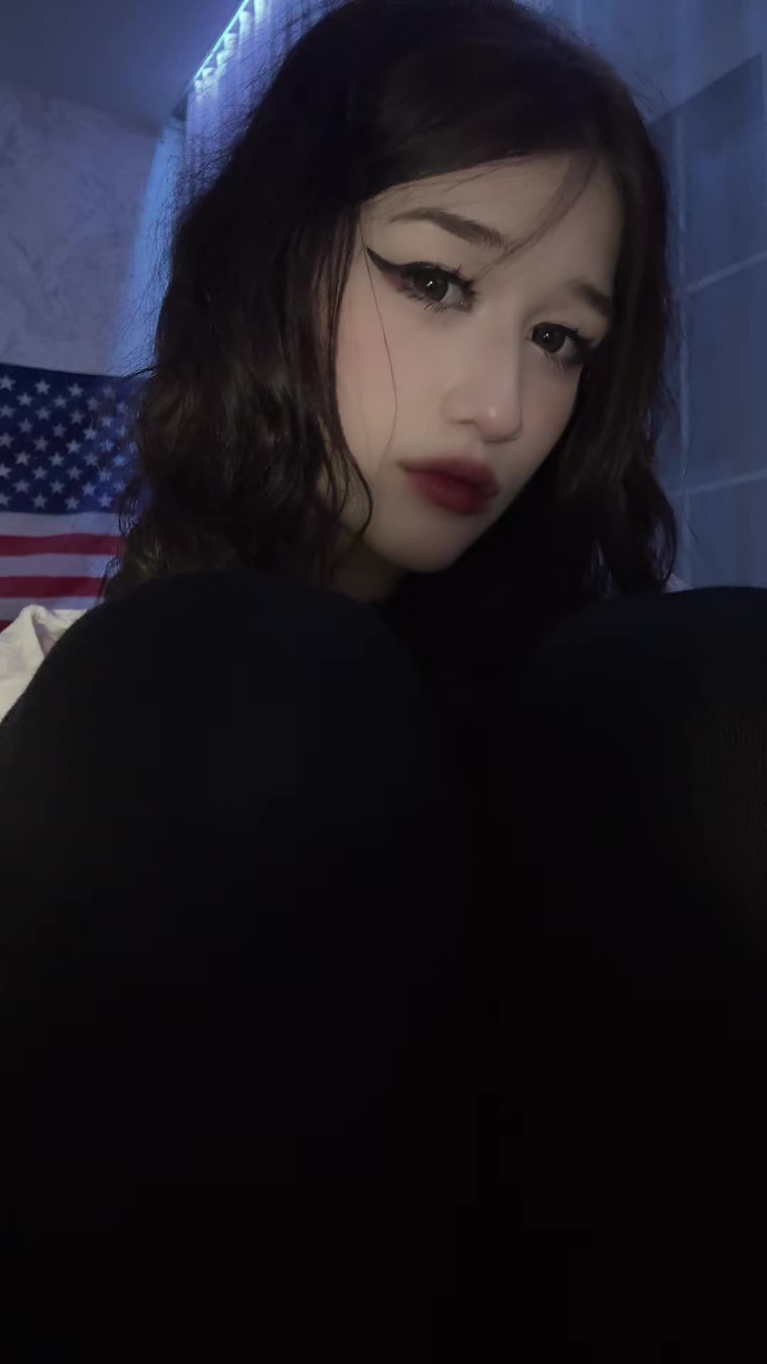 @^_<