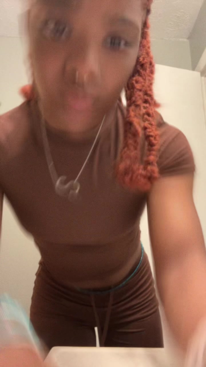 @👩🏽🦰