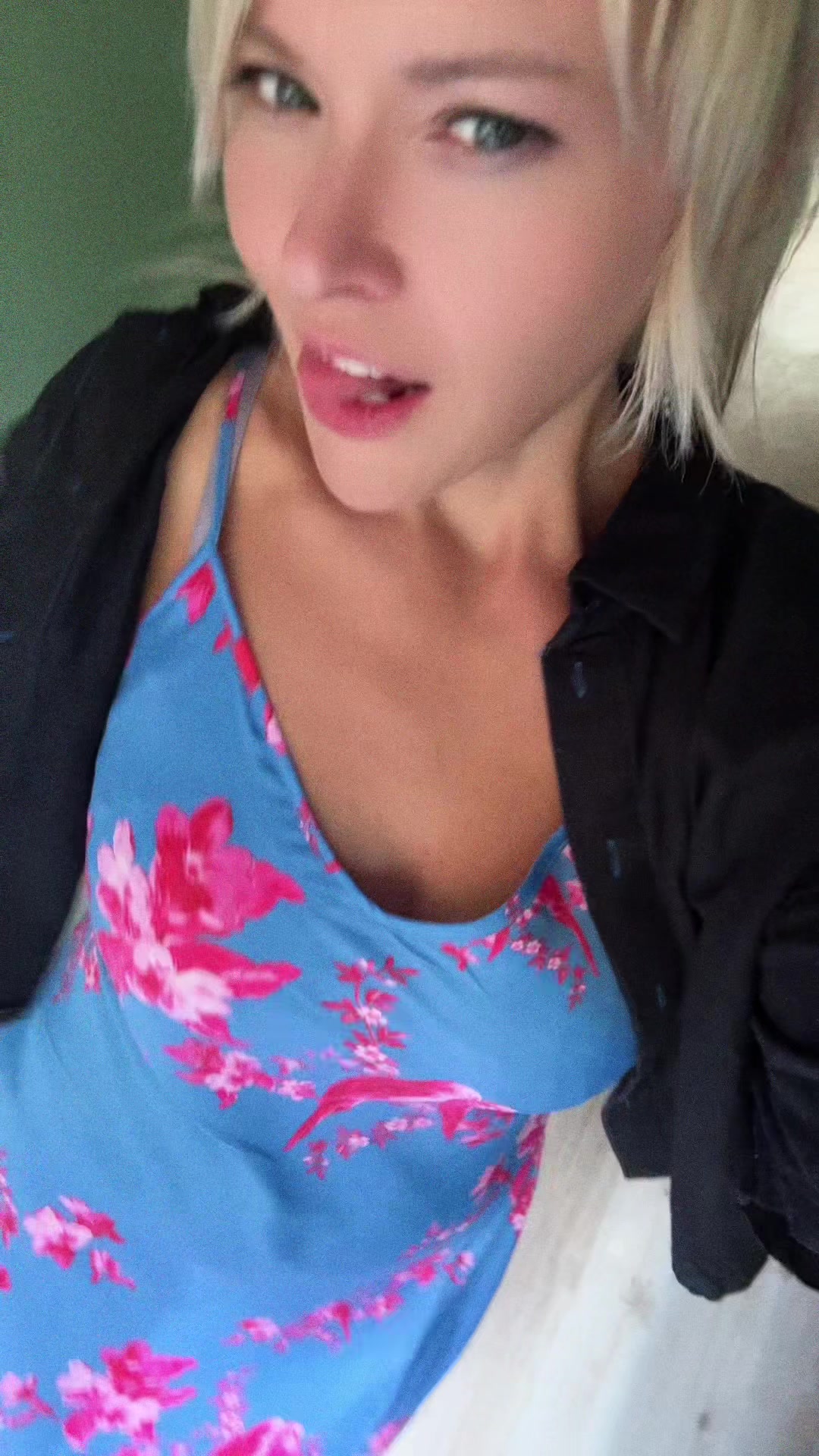 @Anika_Carina🦅