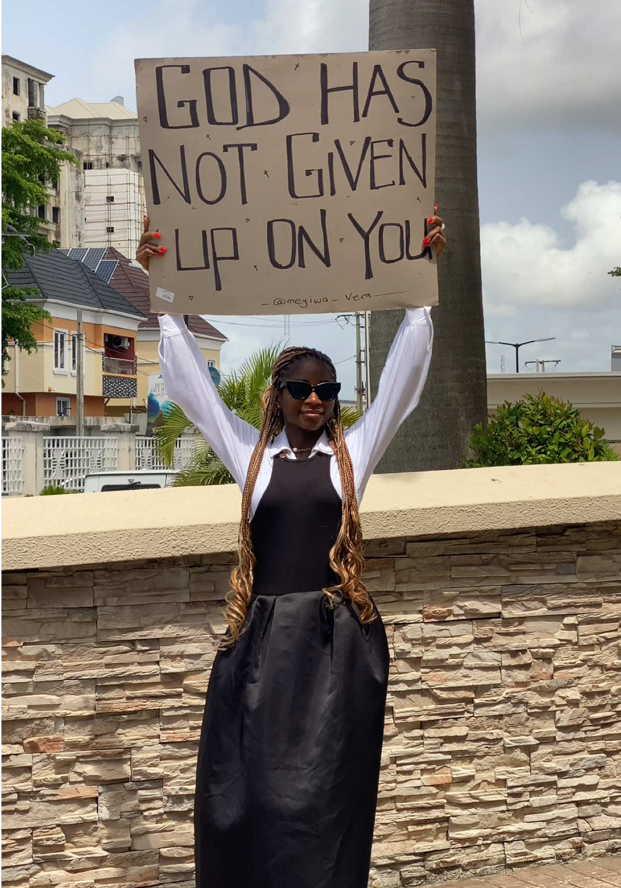 @The placard girl 💜