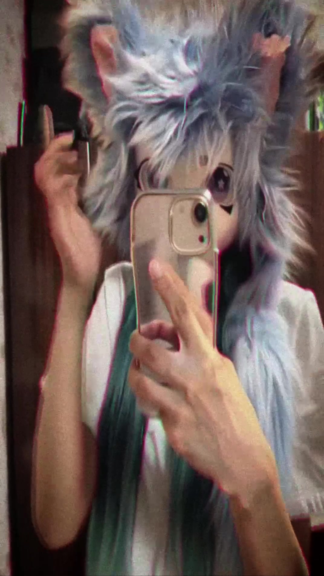 @>.<