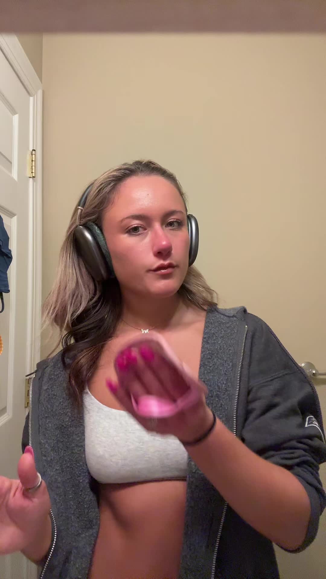 @anihayes