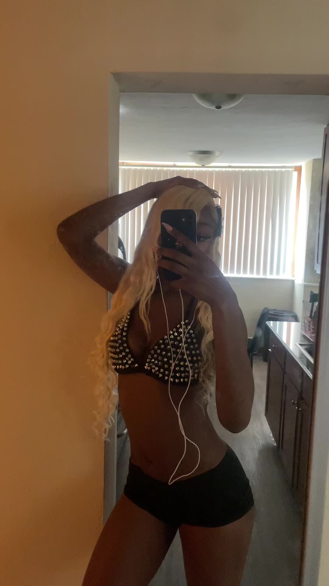 @1THICCNUGGET 👩🏾&zwj;❤️&zwj;💋&zwj;👩🏾