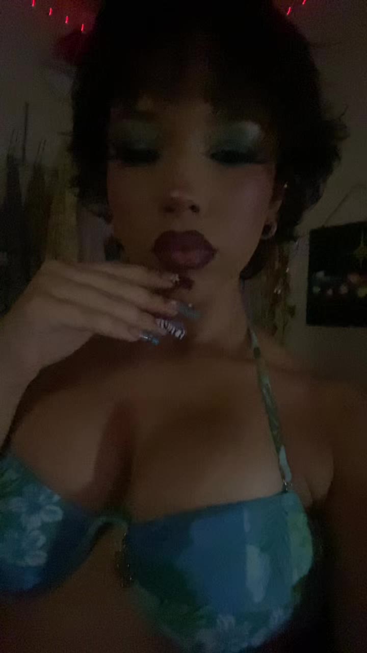 @•