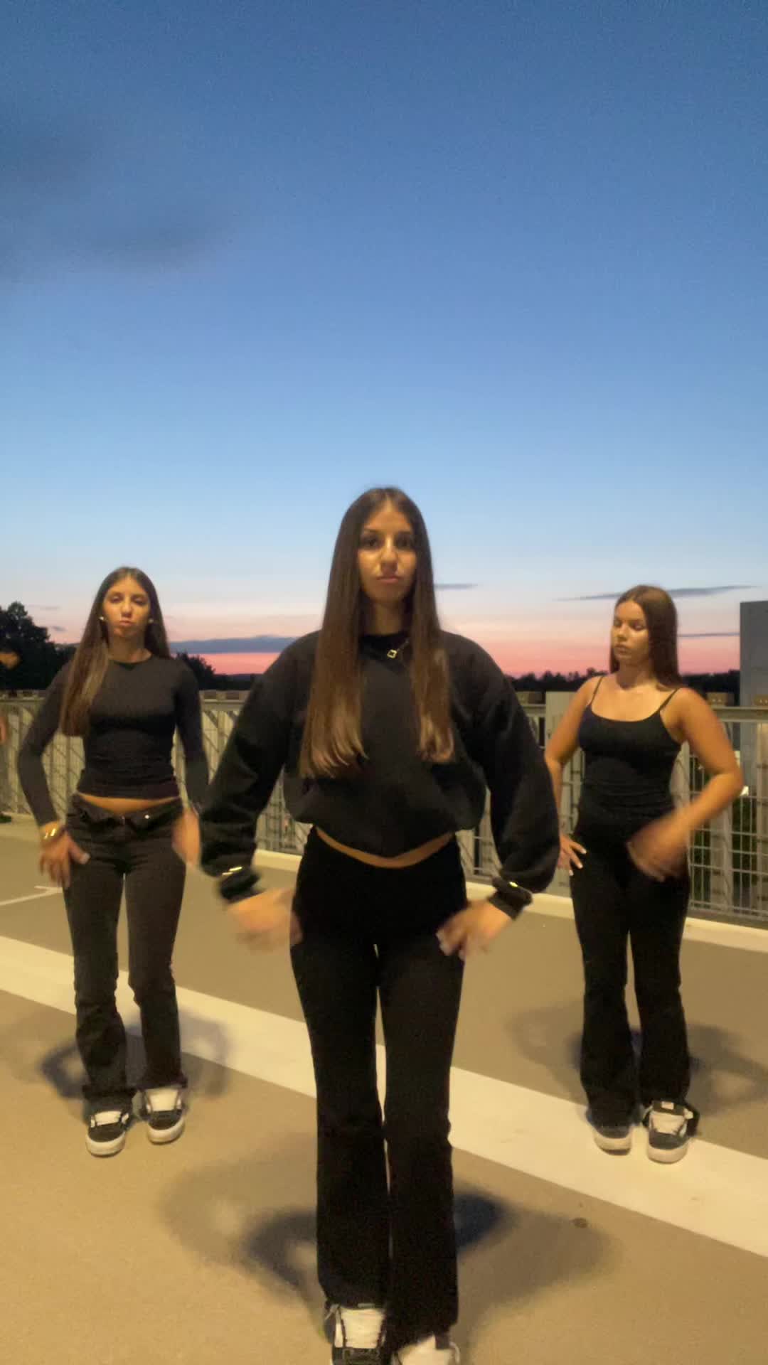 @👯&zwj;♀️