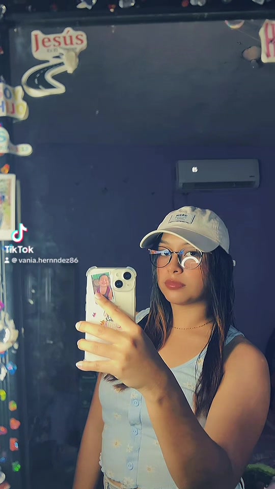 @vaniahern1