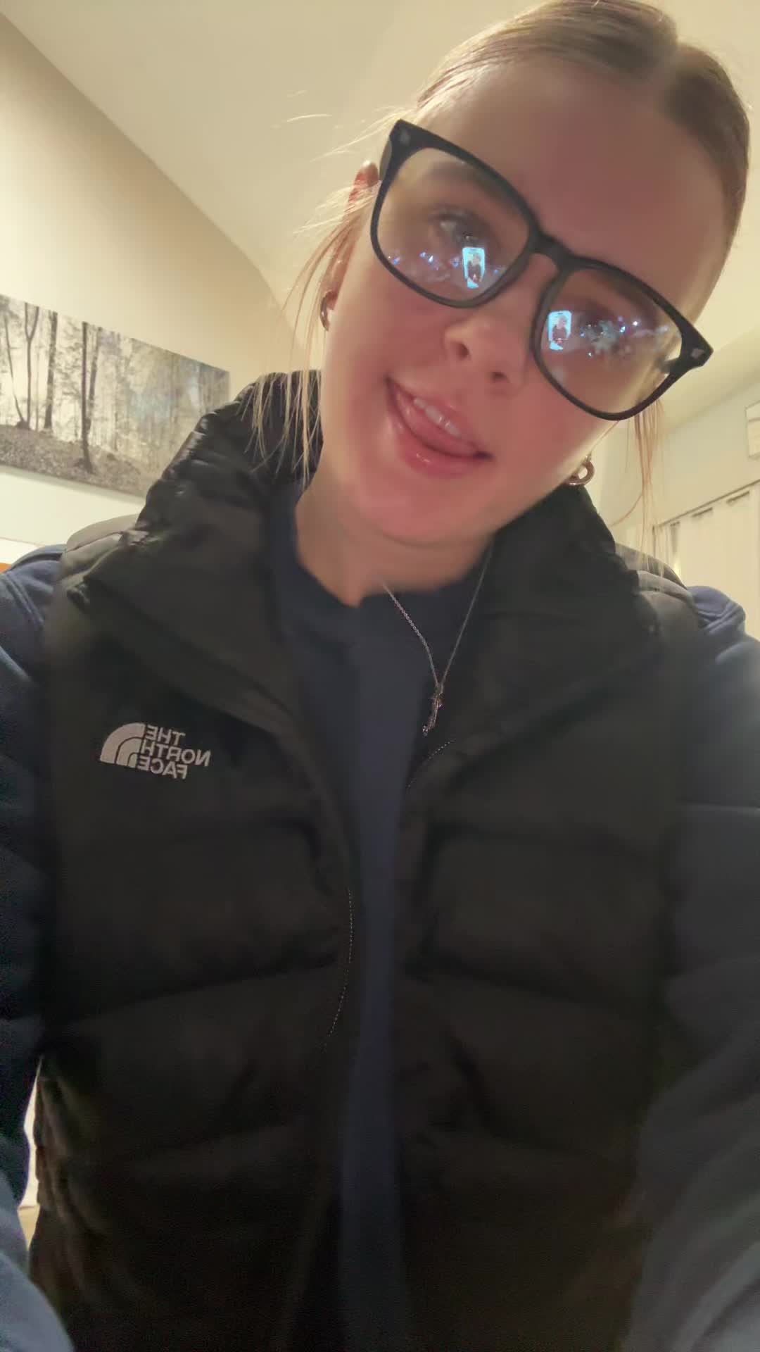 @:))