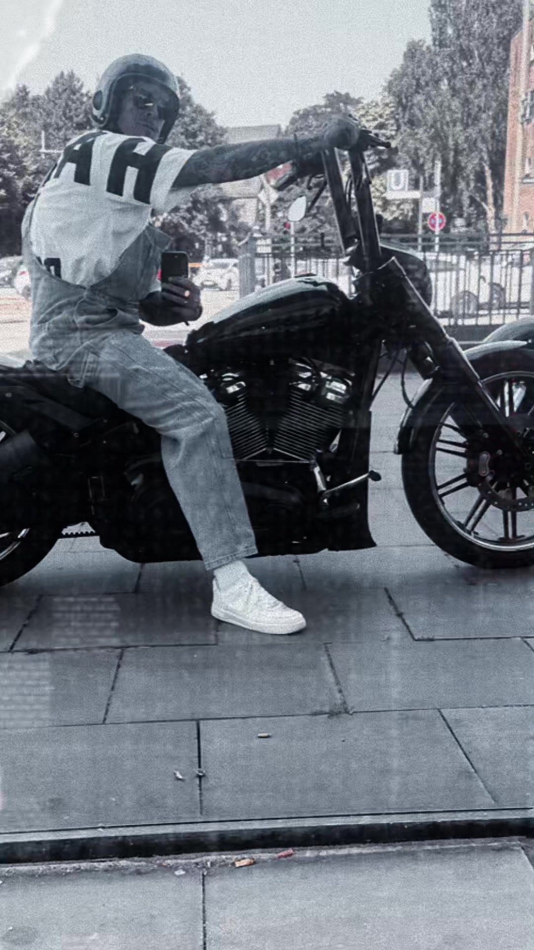 @𝕳𝖆𝖗𝖑𝖊𝖞 𝖀𝖜𝖊 ⚫️⚪️