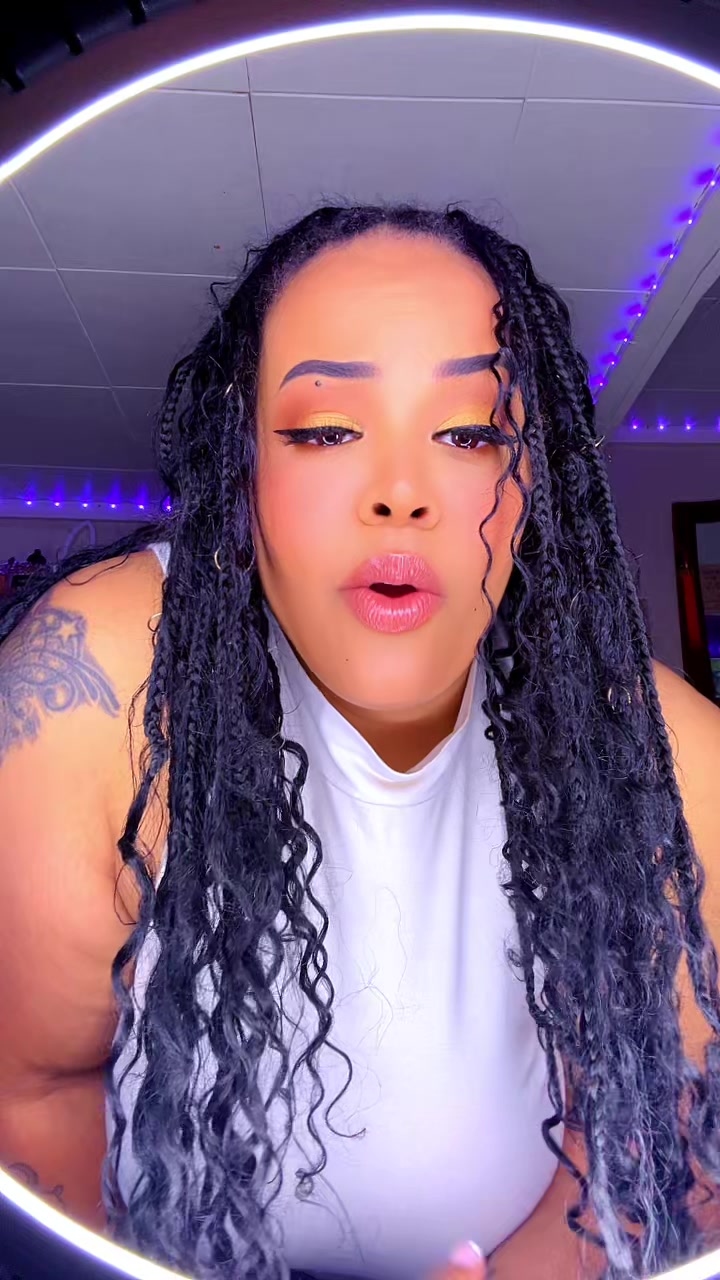 @MiMi 🎨🦋👑🦄