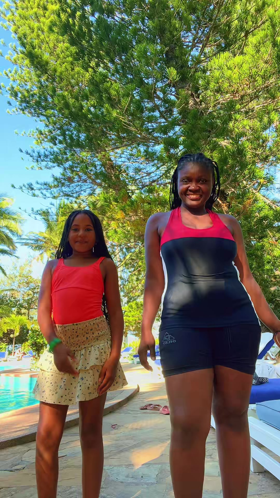 @Naomi 👧🏽 & Becci 👩🦰