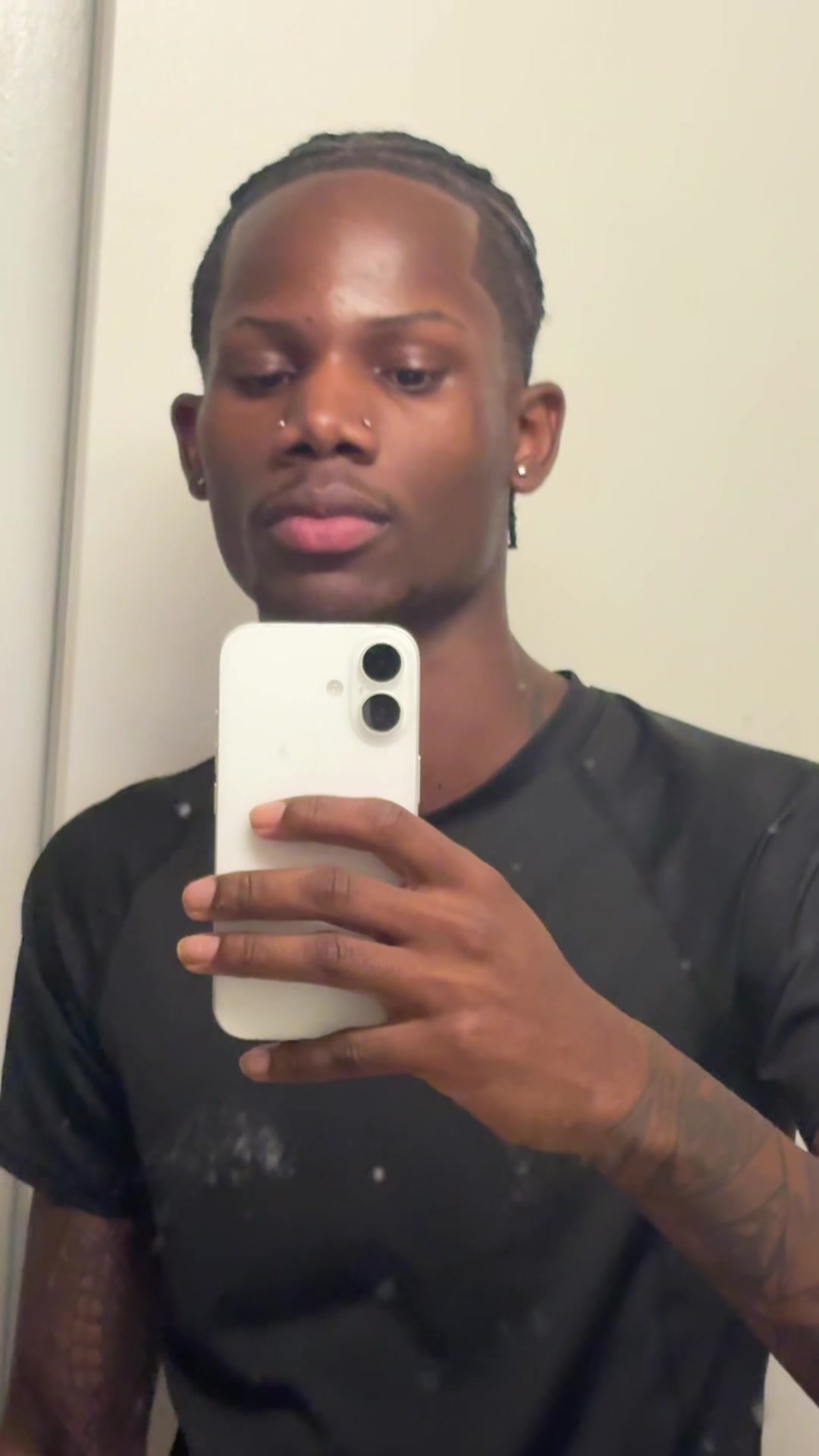 @-/